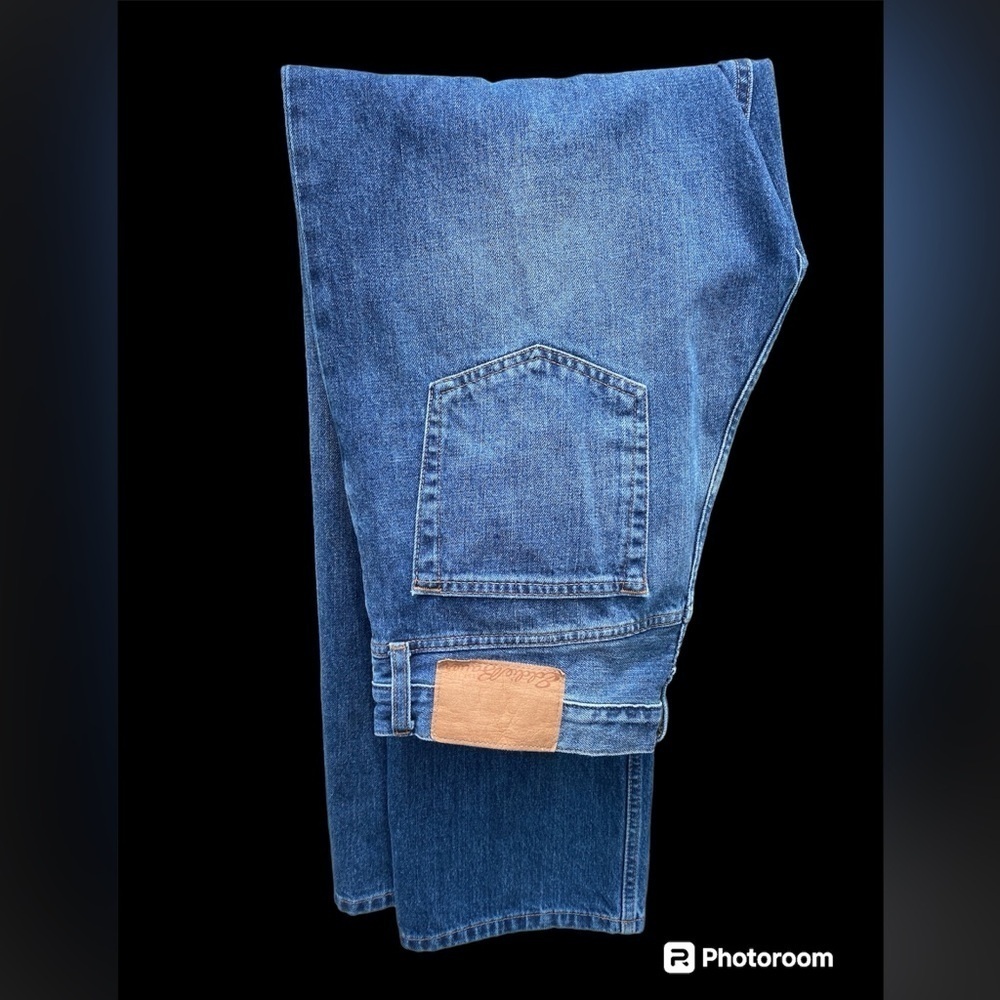 Men’s Eddie Bauer Jeans size 34 x 32. Pre owned jeans fit straight